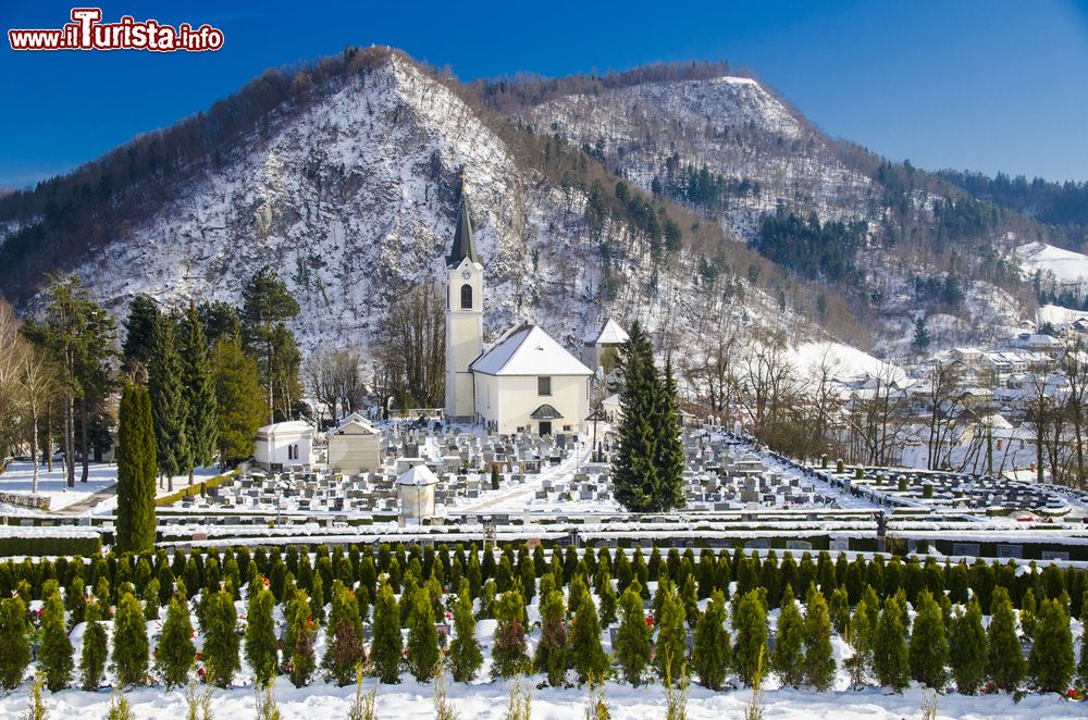 Immagine Il cimitero di Kamnik in inverno