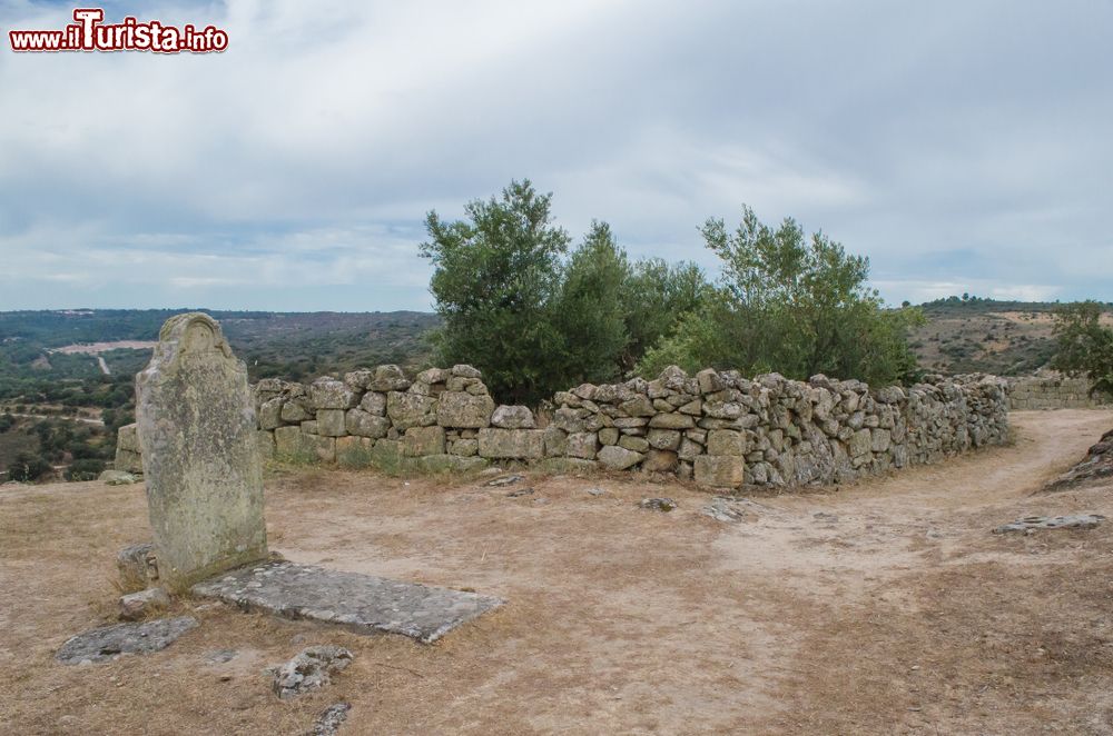 Immagine Il cimitero medievale a Castelo Mendo, Portogallo.