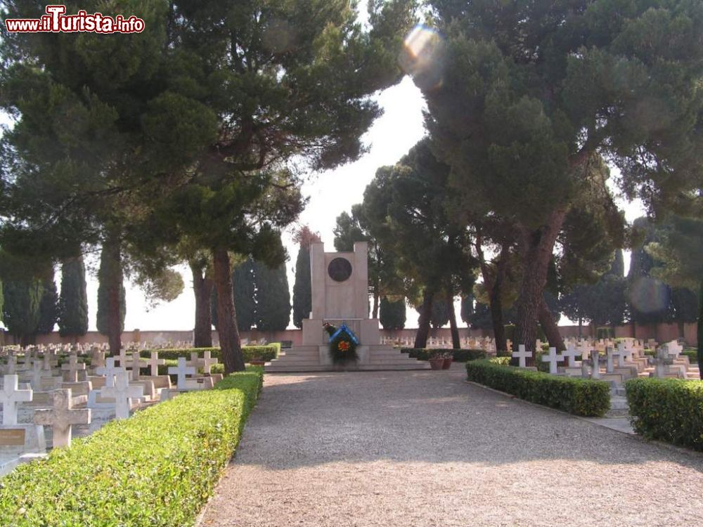 Immagine Il Cimitero Polacco di Casamassima in Puglia