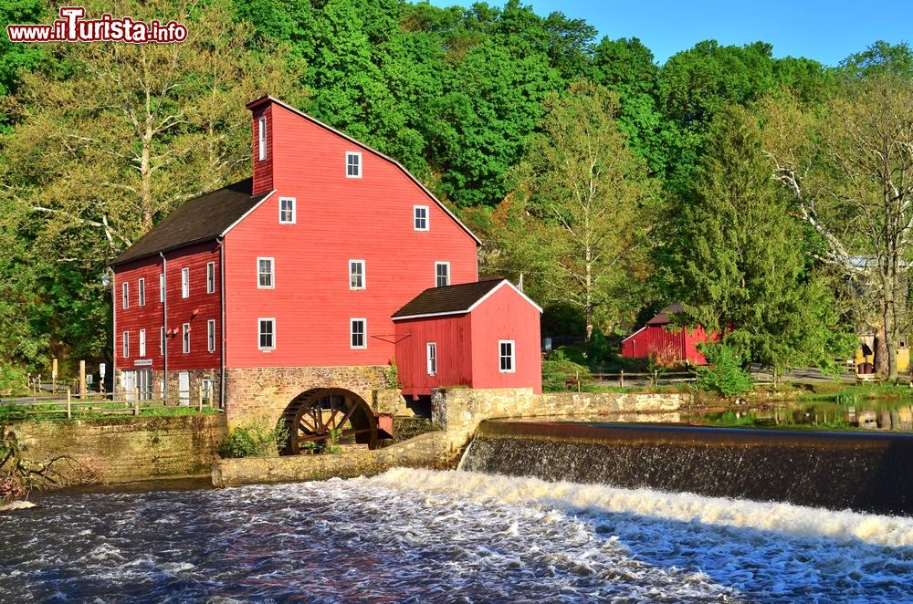 Immagine Il Clinton Mill nella cittadina di Clinton, New Jersey. Questo mulino per il grano si trova lungo il fiume Raritan: la sua costruzione risale al 1810.