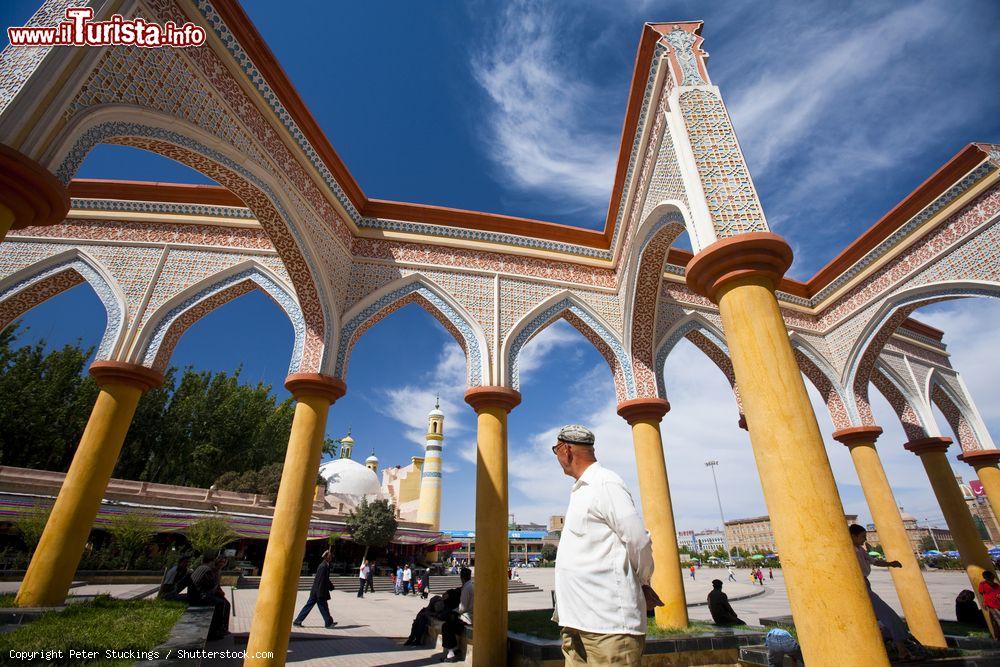 Immagine Il colonnato della Moschea Id Kah nel centro di Kashgar in CIna - © Peter Stuckings / Shutterstock.com