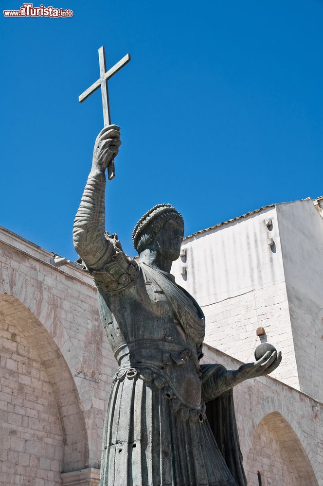 Immagine Il Colosso di Barletta, Puglia. Questa enorme statua di bronzo sorge nei pressi della Basilica del Santo Sepolcro. Le sue origini si fanno risalire alla prima metà del V° secolo.