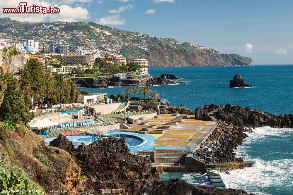 Immagine Il complesso balneare di Ponta Gorda a Funchal, isola di Madeira, Portogallo - © PETE HOLYOAK / Shutterstock.com
