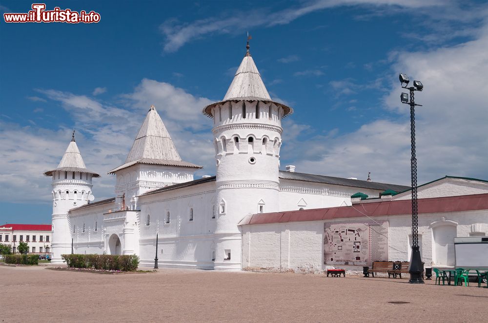 Immagine Il complesso del cremlino a Tobolsk, Russia. Le mura settecentesche sono disseminate di torri.