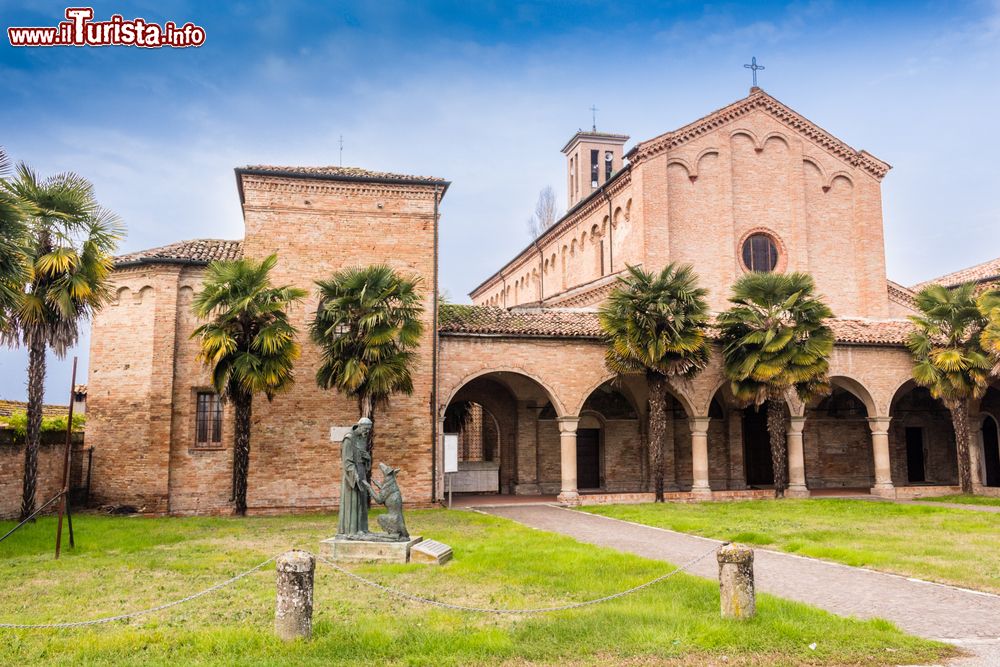 Immagine Il complesso della Chiesa dei Cappuccini dedicata a San Francesco, si trova alla periferia nord di Cotignola, provincia di Ravenna (Emilia Romagna).