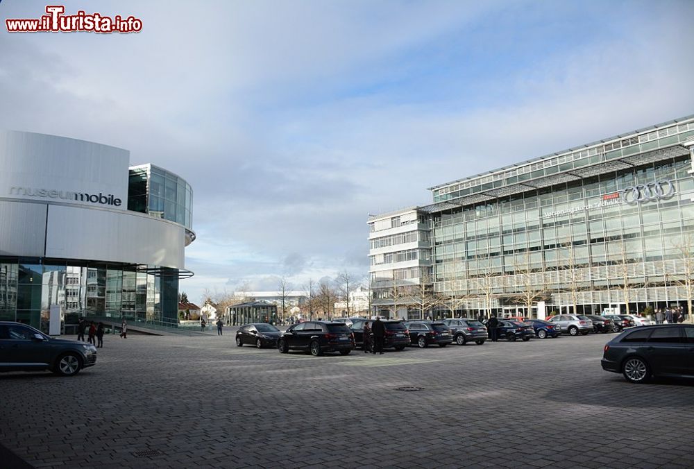 Immagine Il complesso dell'Audi Forum a Ingolstadt in Baviera - © SamaKM, CC BY-SA 4.0, Wikipedia