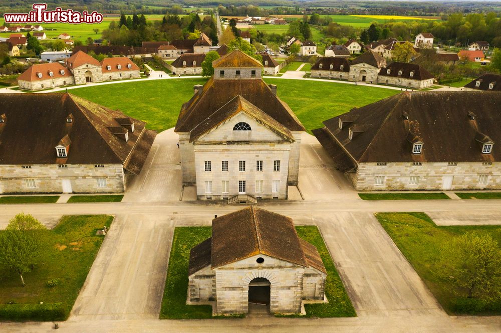 Immagine Il complesso delle Saline Reali di Arc-et-Senans (Francia), visto dall'alto. Siamo nella regione della Borgogna-Franca Contea.
