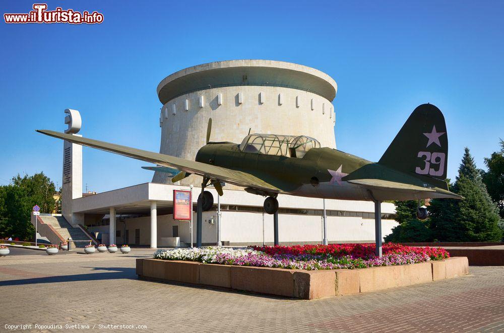 Immagine Il complesso museale della Battaglia di Stalingrado a Volgograd, Russia. In primo piano un modello di aereo Su-2 - © Popoudina Svetlana / Shutterstock.com