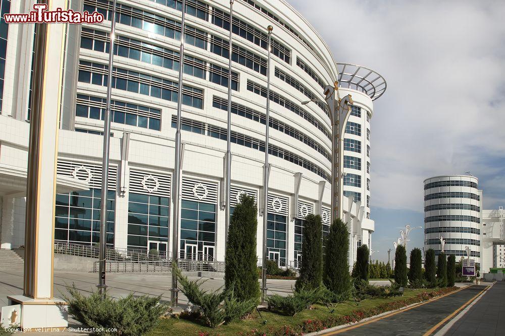 Immagine Il complesso sportivo di Ashgabat, Turkmenistan: nel 2017 qui si sono svolti i giochi asiatici indoor e di arti marziali - © velirina / Shutterstock.com