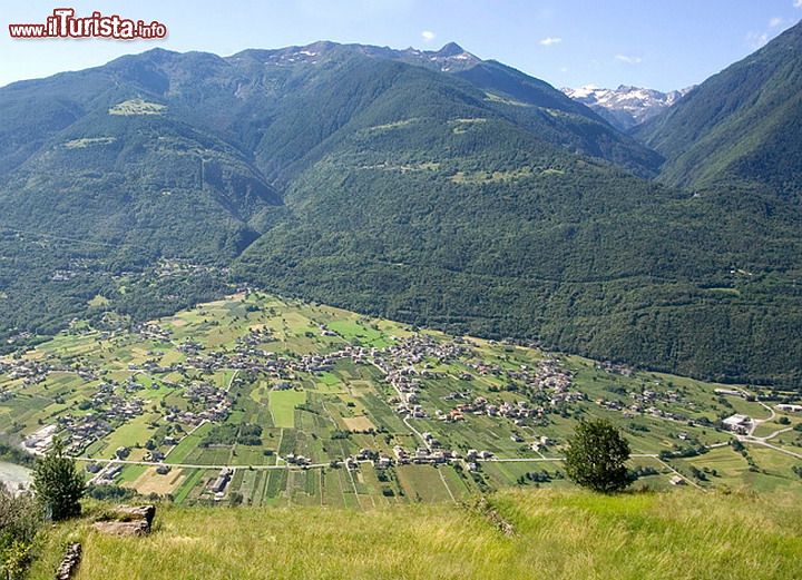 Immagine Il conoide di Albosaggia, sullo sfondo le Alpi Orobiche