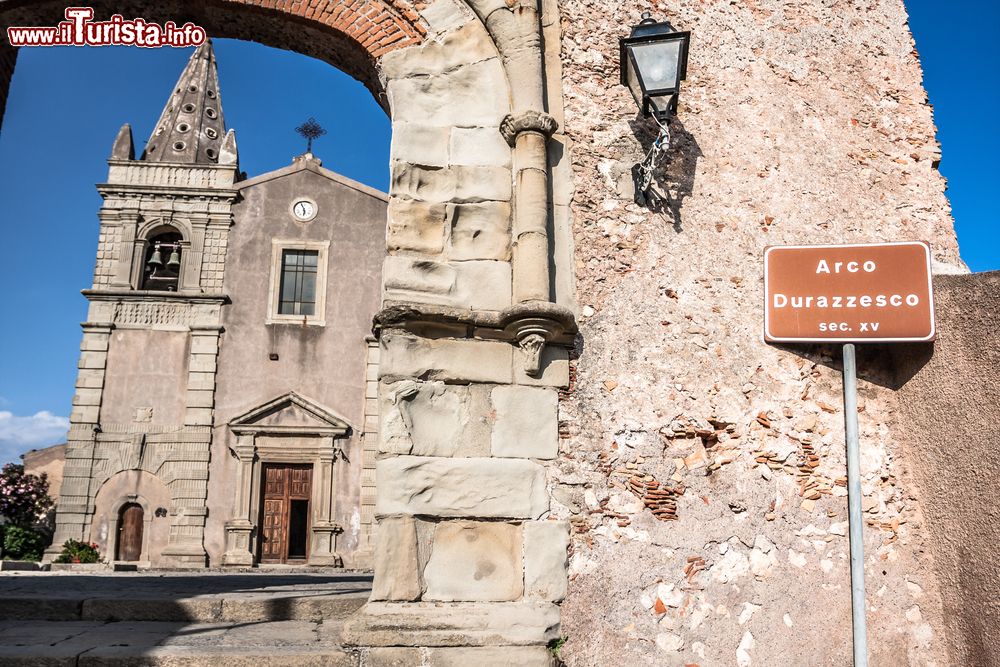 Immagine Il Convento Agostiniano di Forza d'Agrò, Sicilia: edificato fra il 1559 e il 1591, sorge accanto alla chiesa della Santissima Trinità.