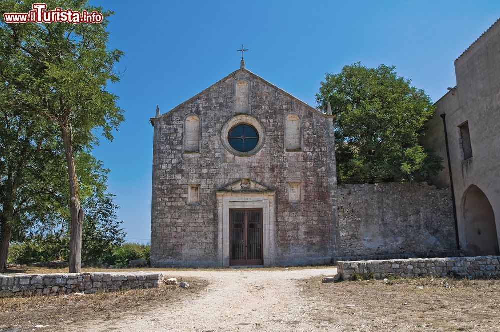 Immagine Il convento di Madonna di Palazzo a Rutigliano, Puglia. Un'antica leggenda popolare vuole il convento dei Minori Osservanti di Rutigliano eretto presso una chiesetta con il titolo di Madonna del Palazzo in seguito a un evento miracoloso.