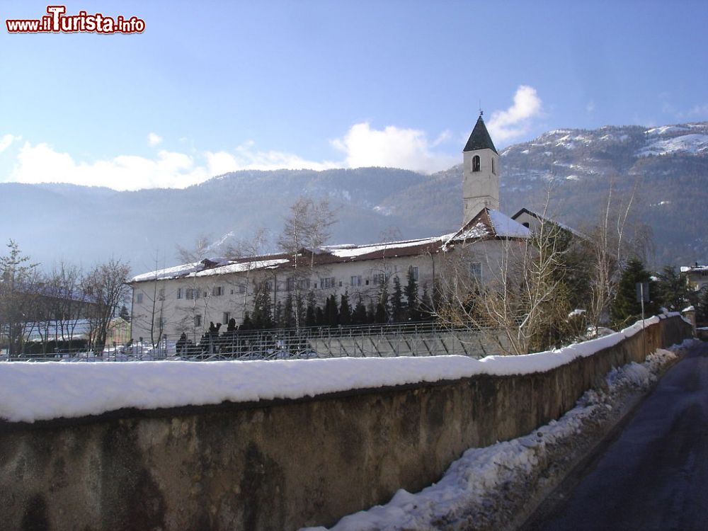 Immagine Il Convento di S.Antonio a Cles, fotografato in inverno. Siamo nella Valle di Non in Trentino Alto Adige 