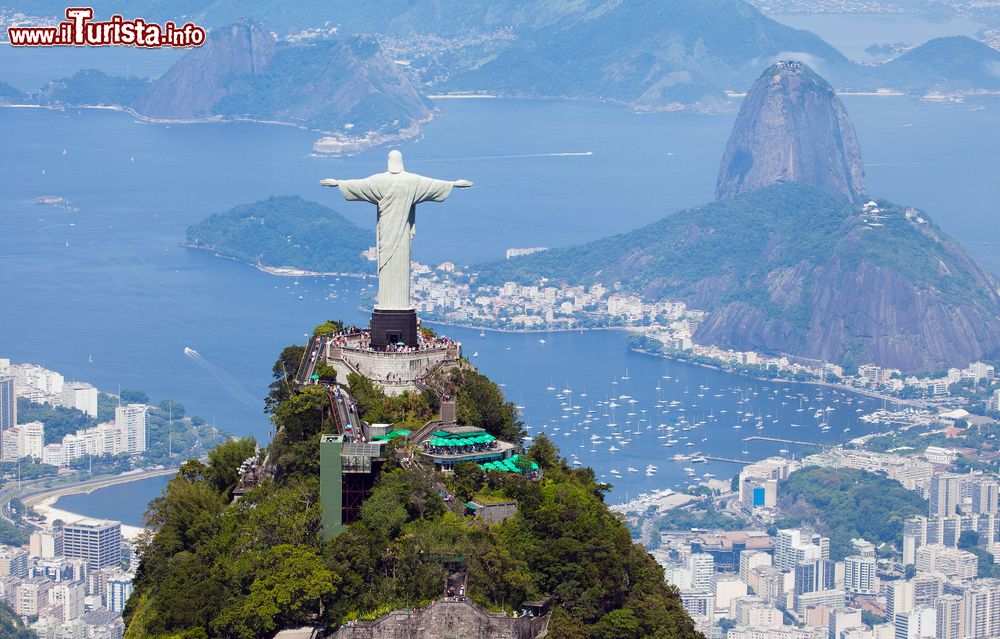 Immagine Il Corcovado con il Cristo Redentore, il Pan di Zucchero e il panorama della baia di Rio de Janeiro
