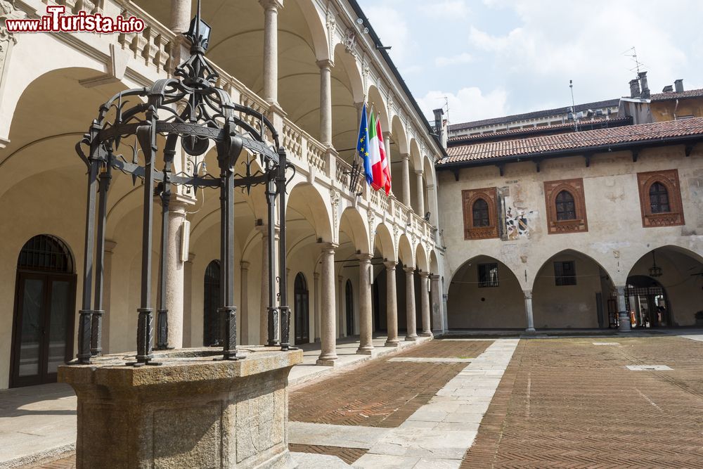 Immagine Il cortile del Broletto di Novara, Piemonte. Siamo nel centro città a pochi passi dal duomo: vi si accede tramite un passaggio ad arco da piazza della Repubblica e tramite un secondo arco da corso Italia.