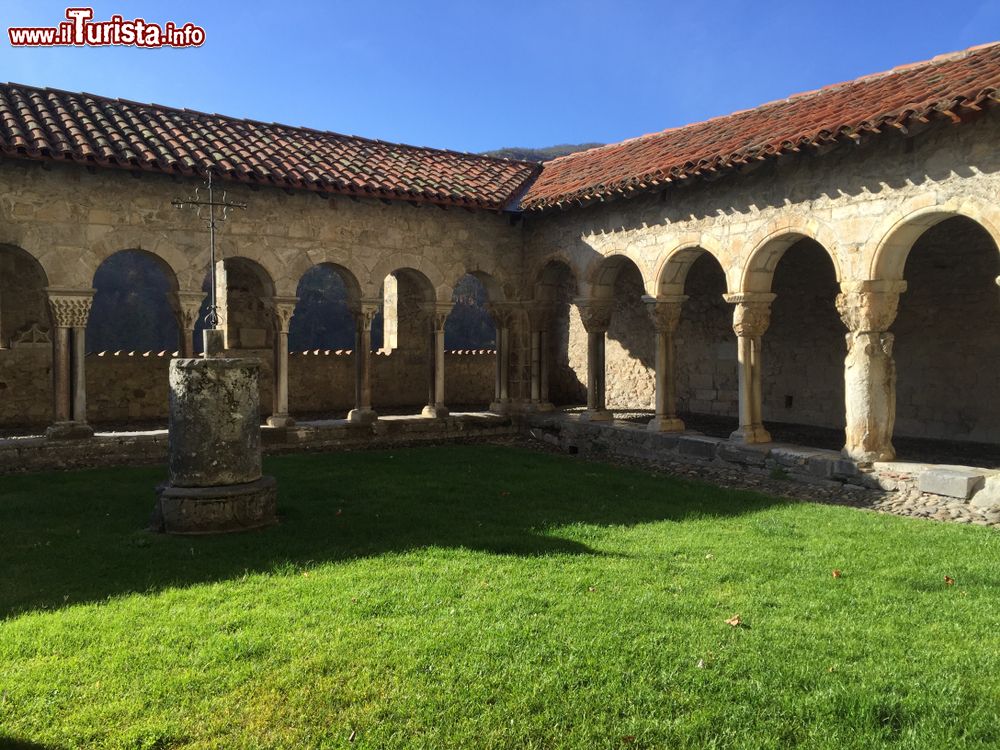 Immagine Il cortile della basilica di Saint-Bertrand-de-Comminges, Francia. Patrimonio mondiale dell'Unesco, ha origini che risalgono al Medioevo.