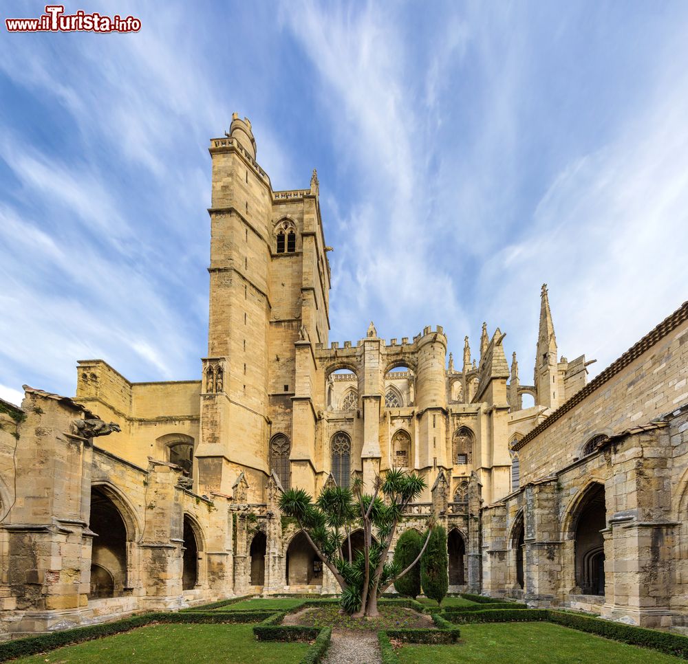 Immagine Il cortile interno della cattedrale di Narbona, Francia. Gioiello in stile gotico, questo edificio religioso offre ai visitatori una tranquilla passeggiata nel chiostro.