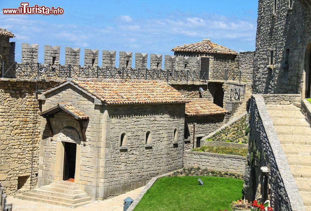 Immagine Il cortile interno della fortezza Guaita sul Monte Titano a San Marino, Repubblica di San Marino - © Nick_Nick / Shutterstock.com