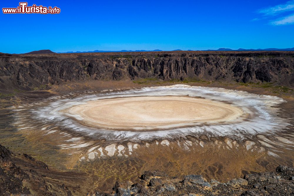 Immagine Il cratere Al Wahbah a 250 km da Ta'if, Arabia Saudita. Questo cratere vulcanico inattivo è solo uno dei tanti presenti nel territorio dell'Arabia Saudita; è circondato da rocce laviche e vegetazione priva di vita, probabilmente per via del calore che fuoriesce dalla terra.