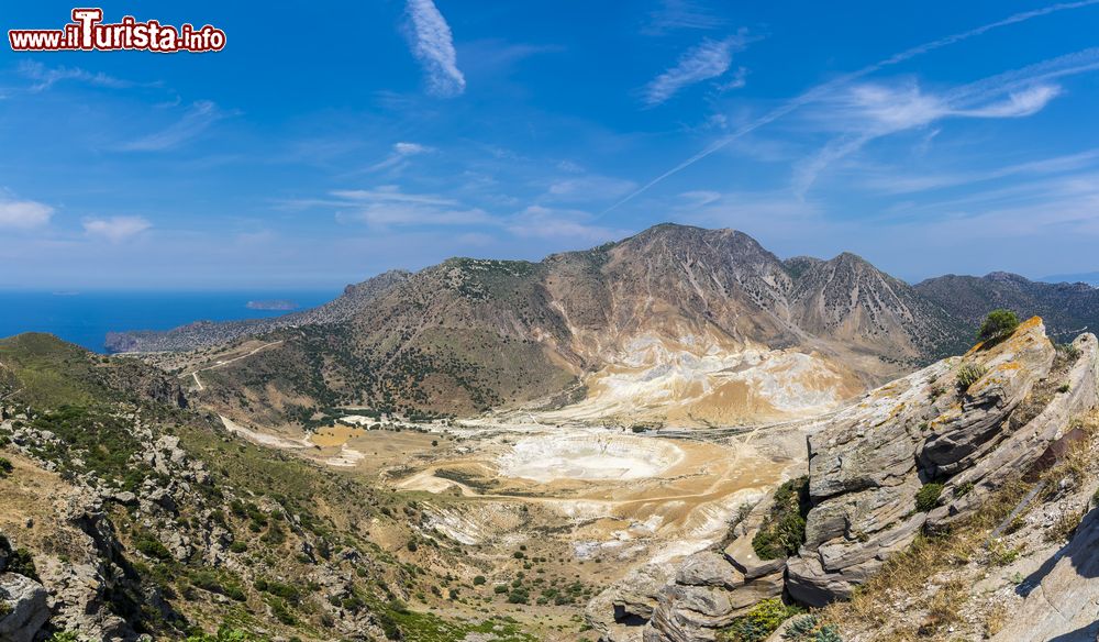 Immagine Il cratere del vulcano Stephanos visto dall'alto, isola di Nisyros, Dodecaneso.