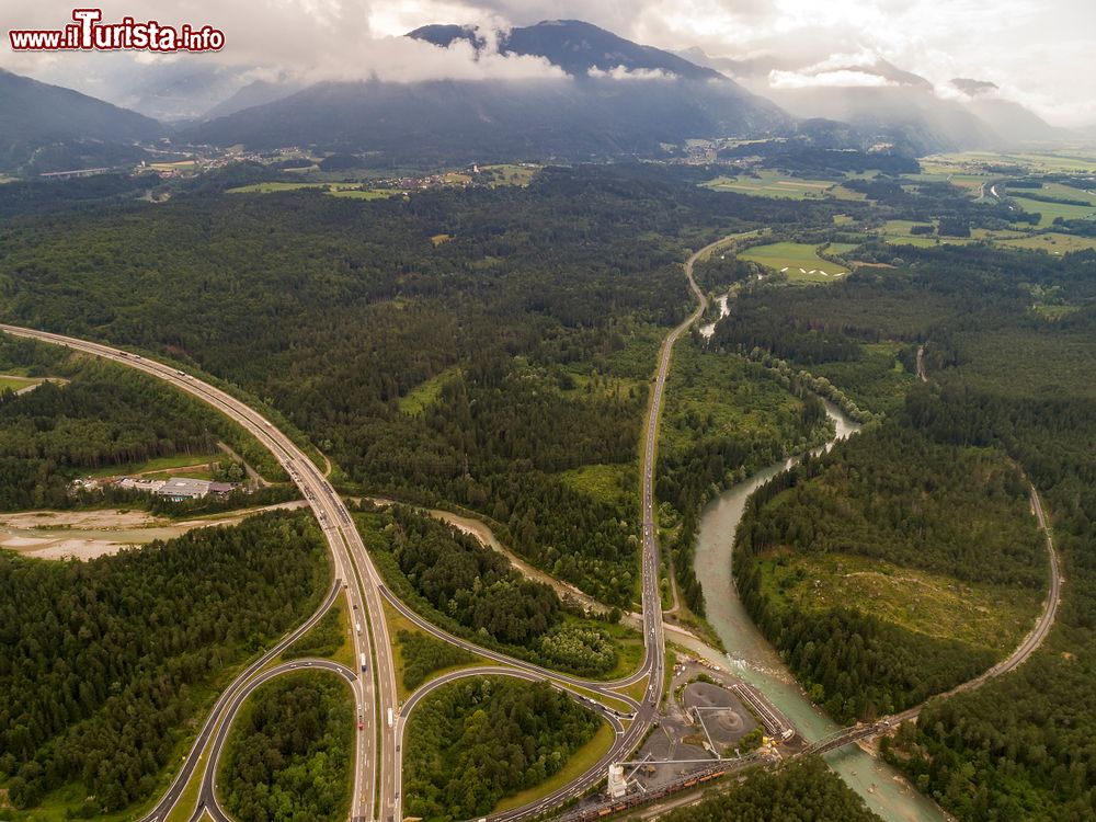 Immagine Il Dobratsch Nature Park di Villacher, Bad Bleiberg, visto dall'alto: è attraversato da strade e autostrada (Austria).