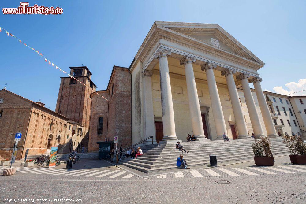 Immagine Il duomo di San Pietro Apostolo a Treviso, Veneto. L'edificio attuale venne costruito nel 1770 in stile neoclassico da Andrea Memmo e Giannantonio Selva - © Andrzej Rostek / Shutterstock.com