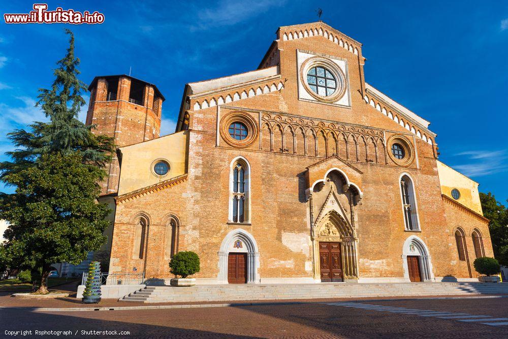 Immagine Il duomo di Santa Maria Annunziata nel centro di Udine, Friuli Venezia Giulia. In stile gotico, venne iniziata nel 1236 ma completata solamente nel XVI° secolo - © Rsphotograph / Shutterstock.com