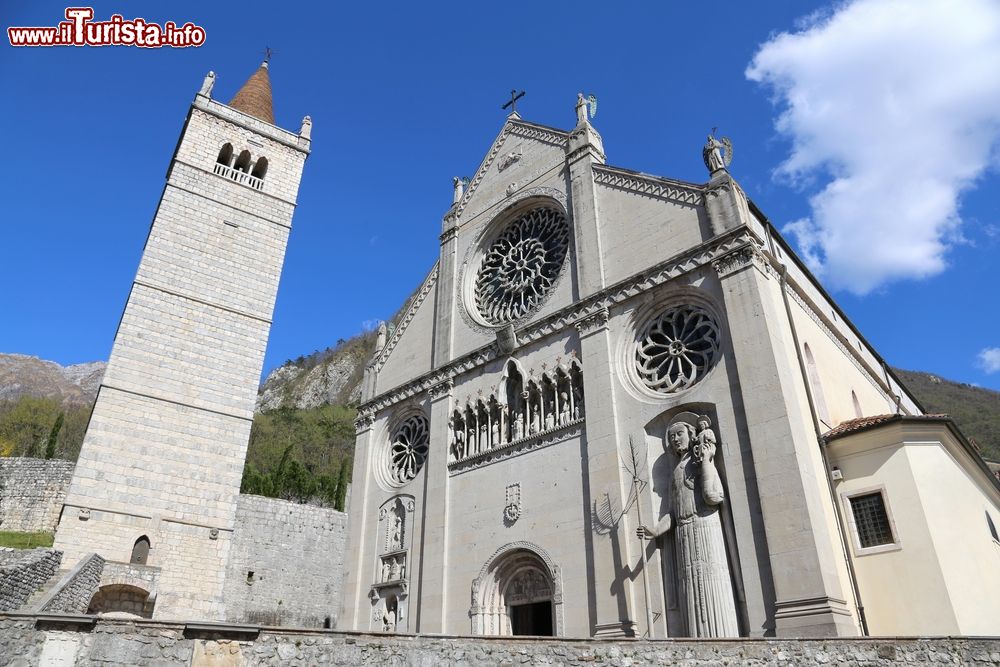 Immagine Il duomo ricostruito di Gemona in Friuli: venne gravemente danneggiato dal terremoto del 1976. Dedicato a santa Maria Assunta, questo edificio sacro ospita al suo interno preziose testimonianze artistiche.