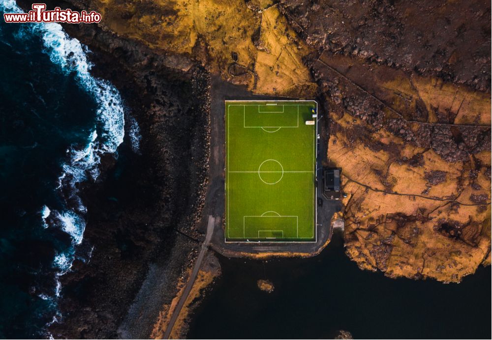 Immagine Il famoso campo da calcio di Eidi, Isole Faroe, in posizione spettacolare tra rocce e mare