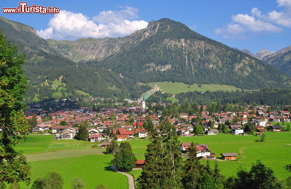 Immagine Il famoso villaggio di Oberstdorf in Algovia, Germania: il 75% del suo territorio è area protetta.