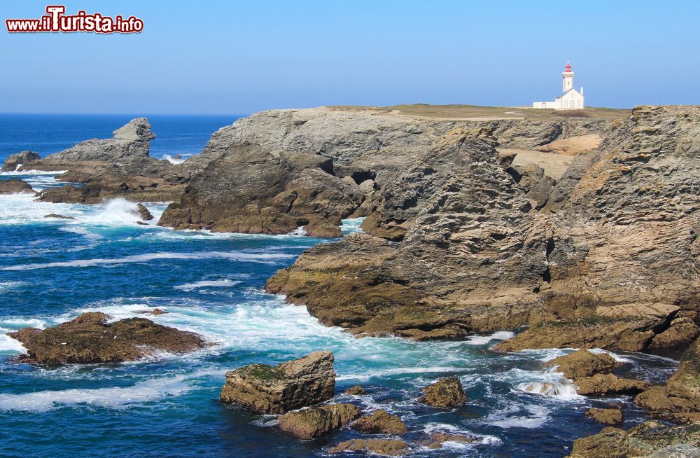 Immagine Il faro des Poulains a Belle Ile en Mer, Francia. Questo piccolo faro automatizzato con una visibilità di 23 miglia (la cui autonomia è garantita dai suoi pannelli solari) è situato nel punto nord ovest di Belle Ile en Mer, su un'isola rocciosa che viene separata dall'isola principale durante l'alta marea.