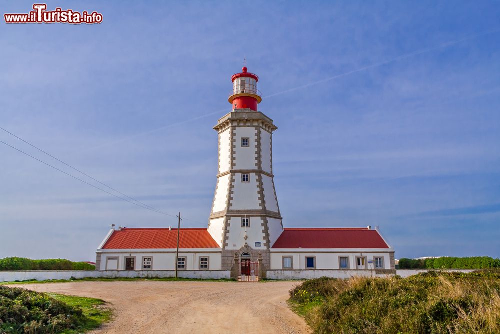 Immagine Il faro di Cabo Espichel, a Sesimbra, fu costruito nel XVIII secolo ed è uno dei più antichi di tutto il Portogallo.