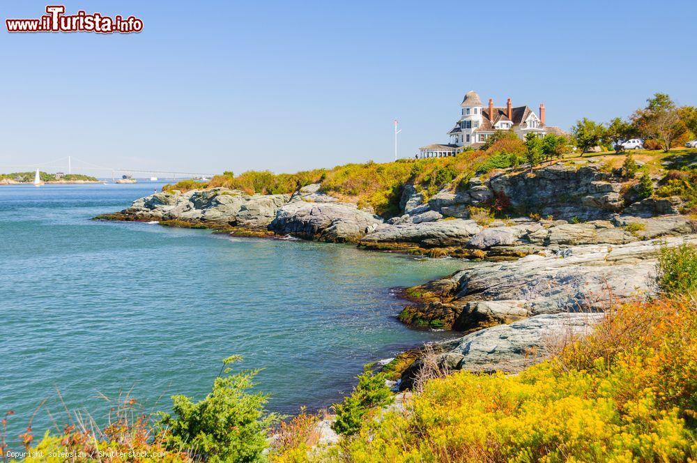 Immagine Il faro di Castle Hill a Rhode Island, USA. Questo faro ha guidato la navigazione dei marinai nella baia di Narragansett dal 1890 - © solepsizm / Shutterstock.com