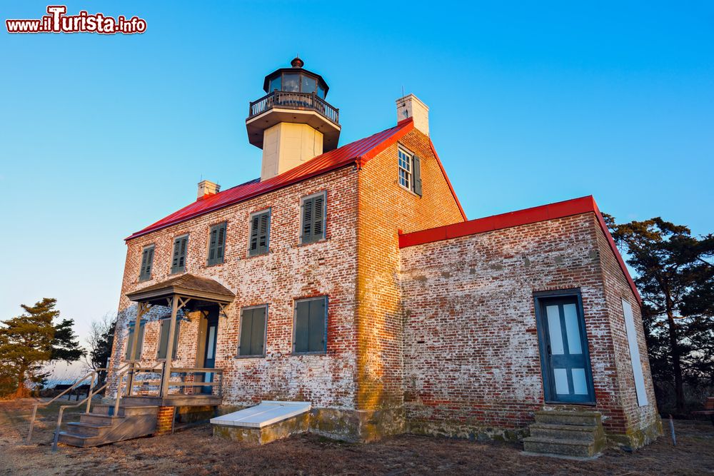 Immagine Il faro di East Point in New Jersey, USA. Si trova nella baia del Delaware alla foce del fiume Maurice: costruito nel 1849, è il secondo più antico faro dello stato.