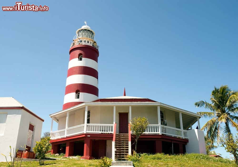 Immagine Il faro di Hopetown a Abaco, Bahamas. Questo grazioso villaggio sorge su Elbow Cay, una delle isolette dell'arcipelago.