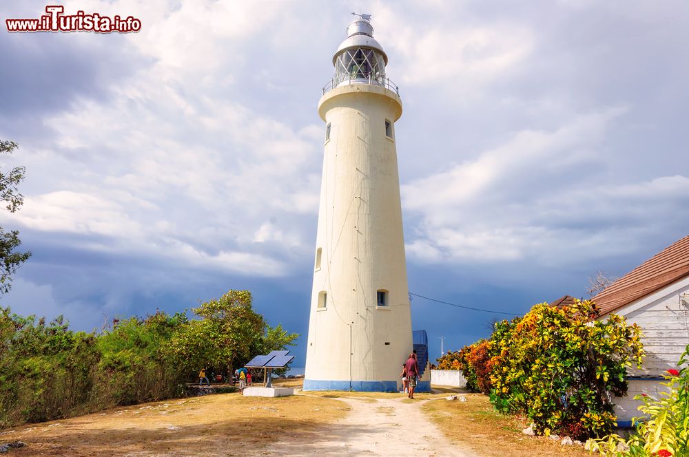 Immagine Il faro di Negril, Giamaica. Venne costruito nel 1894 a circa 2,4 chilometri sud-est dalla punta più occidentale dell'isola di Giamaica dalla compagnia francese Barber & Bernard. E' uno dei primi fari realizzati in cemento.