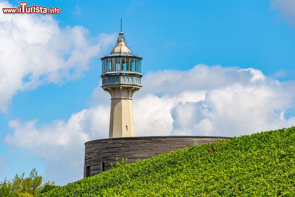 Immagine Il faro di Verzenay nei pressi di Reims, Francia. Si trova a 15 chilometri dalla città e la sua particolarità risiede nel fatto che la luce che emana rischiara i vigneti che lo circondano. Al suo interno ospita infatti il Museo della Vigna. Il faro venne fatto costruire nel 1909 sul sito di un vecchio mulino da Joseph Goulet, negoziante di vini.