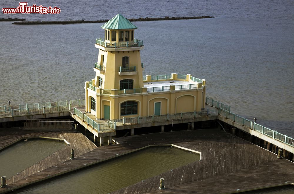 Immagine Il faro giallo a Biloxi, Mississipi, Stati Uniti. E' uno dei pochi ancora presenti sulla costa della città.