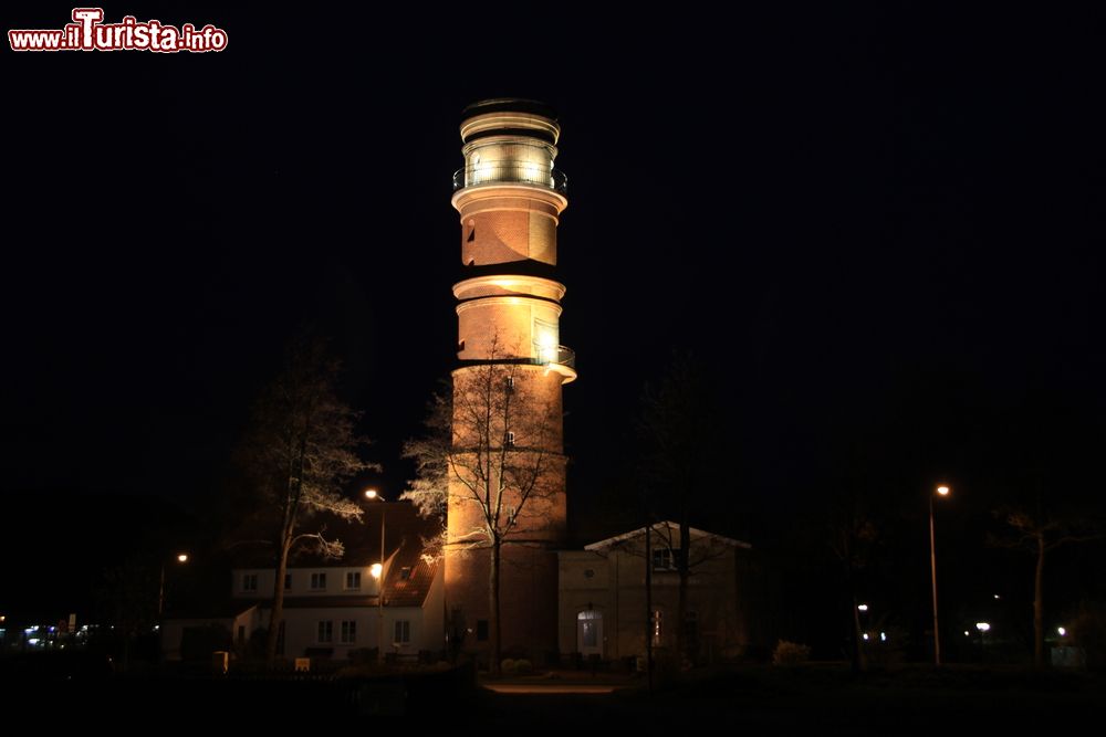 Immagine Il faro illuminato di notte nel distretto di Travemuende a Lubecca, Germania.