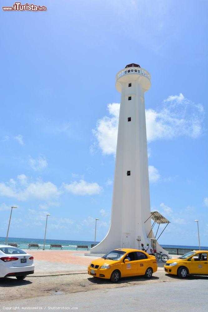 Immagine Il faro sulla spiaggia caraibica di Mahahual, Messico - © mundosemfim / Shutterstock.com