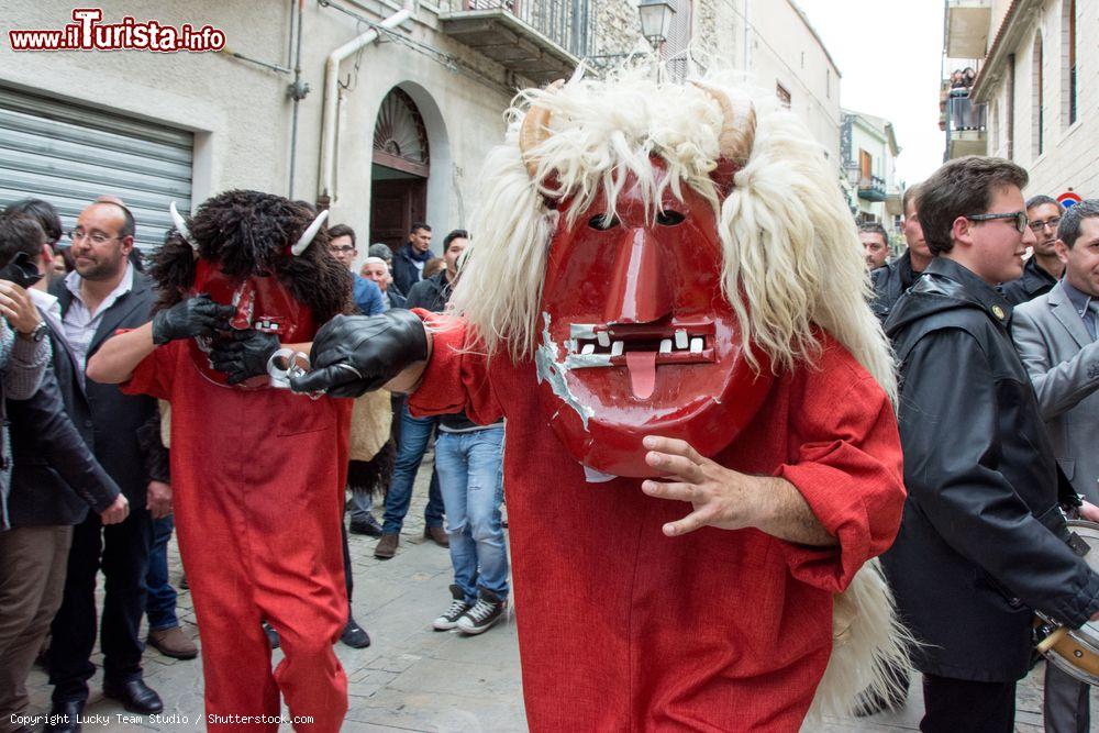 Immagine Il festival "Ballo dei Diavoli" a Pasqua, Prizzi, Sicilia. E' una delle manifestazioni più caratteristiche di Prizzi: corre sul confine fra sacro e profano - © Lucky Team Studio / Shutterstock.com