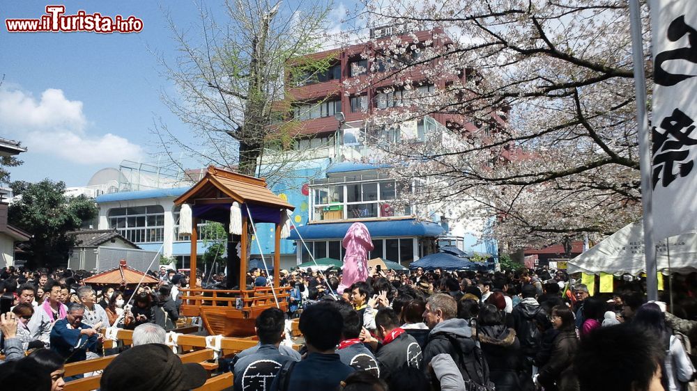 Immagine il festival della fertilità, ovvero il Kanamara Matsuri in Giappone - © Stealth3327, CC0, Wikipedia