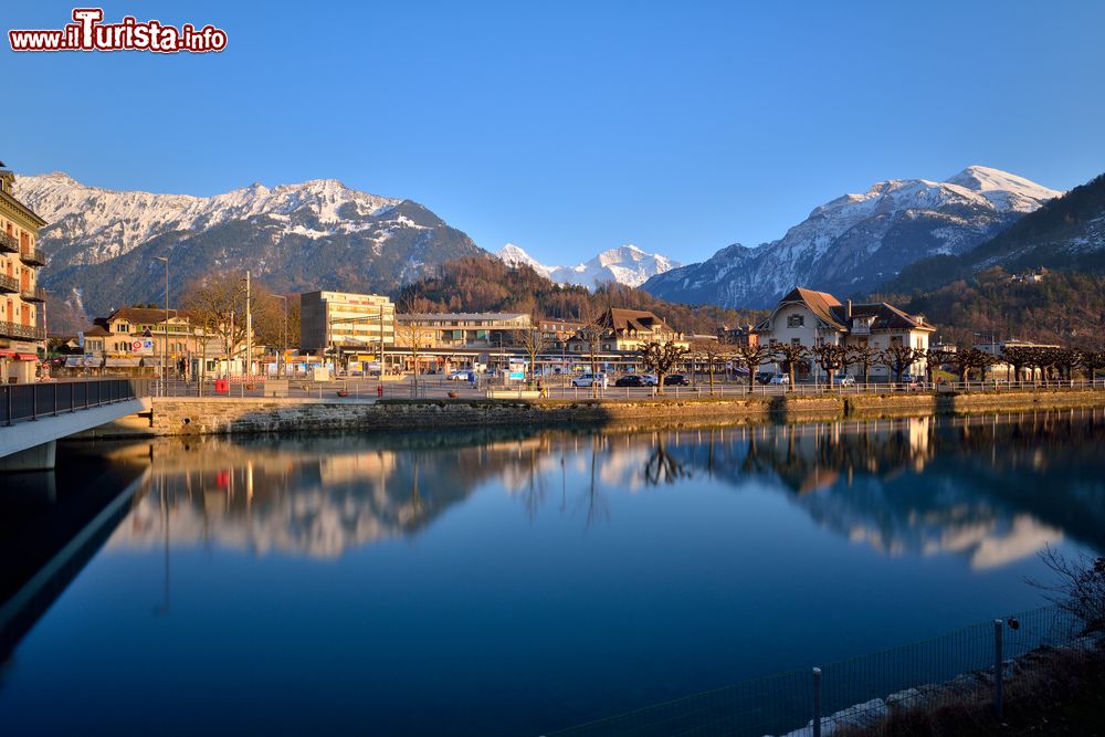 Immagine Il fiume Aar a Interlaken con il quartiere occidentale della città svizzera sul lago di Thun.