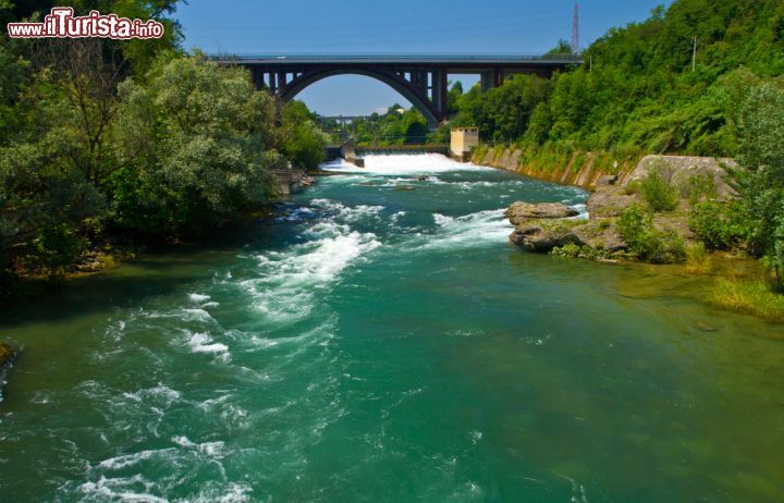 Immagine Il ponte sull'Autostrada A4 che attraversa l'Adda, presso Trezzo sull'Adda - Il borgo di Trezzo sull'Adda, al confine tra la provincia di Milano e quella di Bergamo, è situato vicino al passaggio dell'Autostrada A4 che, proprio in questo territorio, attraversa l'Adda grazie al ponte che vediamo ritratto in questa immagine. - © lsantilli / Shutterstock.com