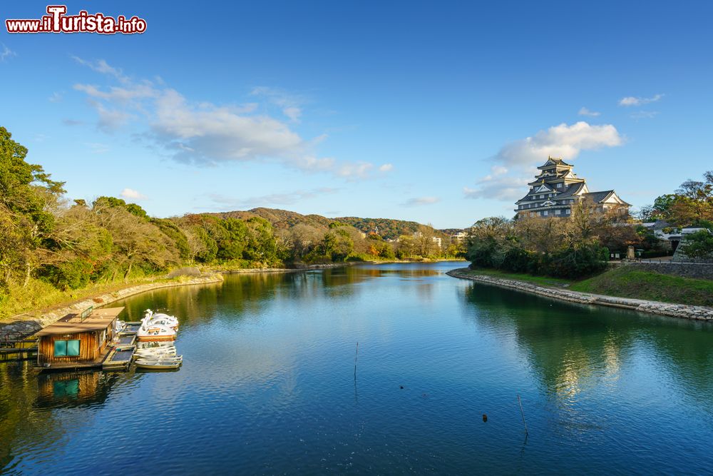 Immagine Il fiume Asahi a Okayama, Giappone. Sullo sfondo, il castello costruito per volere di Ukita Naoie e completato dal figlio Hidei nel 1597.