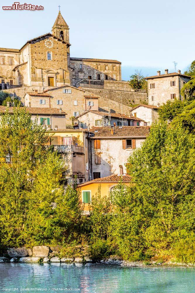 Immagine Il fiume Bidente e il villaggio medievale di Cusercoli in Romagna - © GoneWithTheWind / Shutterstock.com