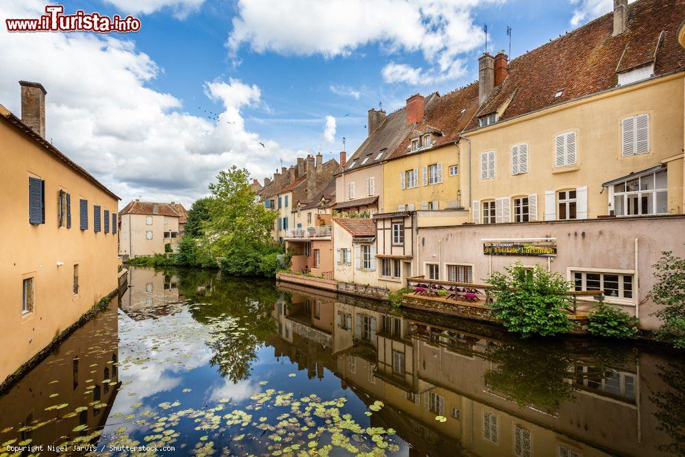 Immagine Il fiume Bourbince e lo sbarramento a Paray-le-Monial, Borgogna, Francia - © Nigel Jarvis / Shutterstock.com