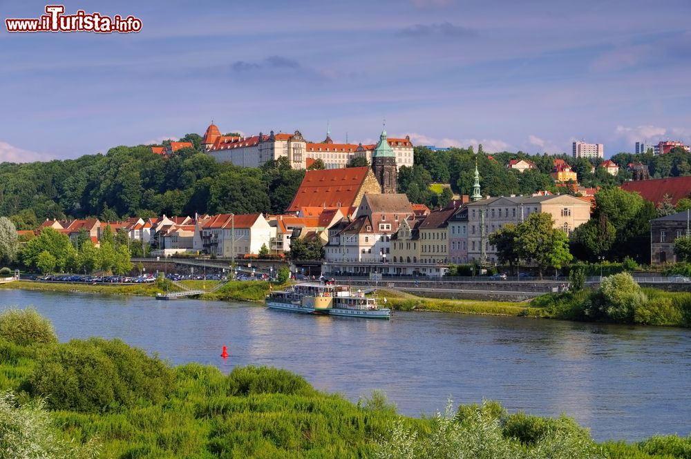 Immagine Il fiume Elba nella città di Pirna, Sassonia, Germania: nato nei Monti Sudeti in Repubblica Ceca, attraversa il territorio tedesco per poi sfociare nel Mare del Nord.