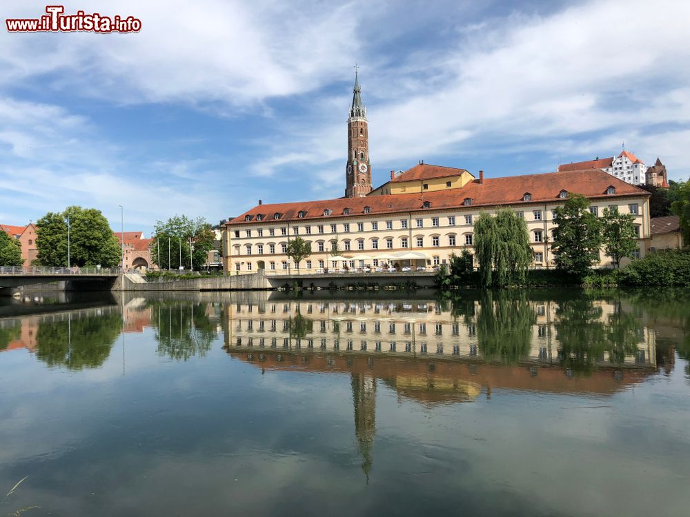 Immagine Il fiume Isar nella cittadina di Landshut, Germania. Sullo sfondo, un edificio storico affacciato sulle rive del corso d'acqua.