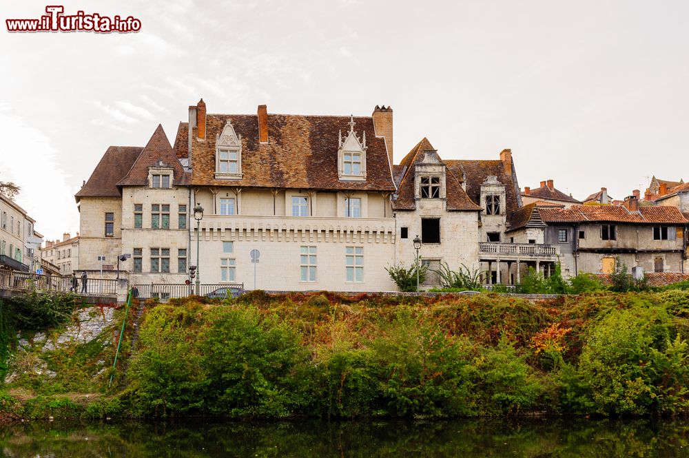 Immagine Il fiume Isle e la città di Perigueux, Francia. Corso d'acqua del sud-ovest della Francia, questo affluente della Dordogna, scorre per 255 km prima di sfociare nei pressi di Libourne, nella Gironda.